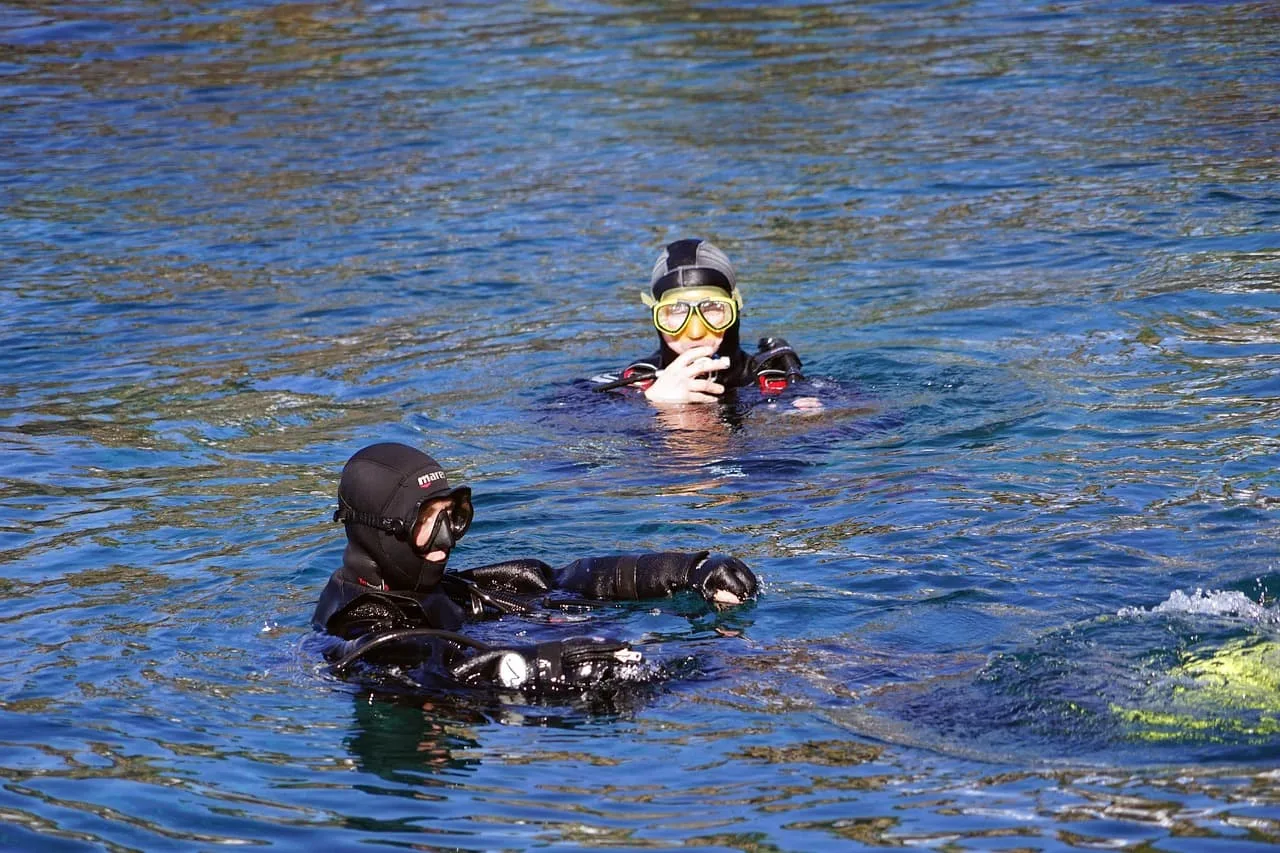 Two scuba divers at the surface during a rescue exercice